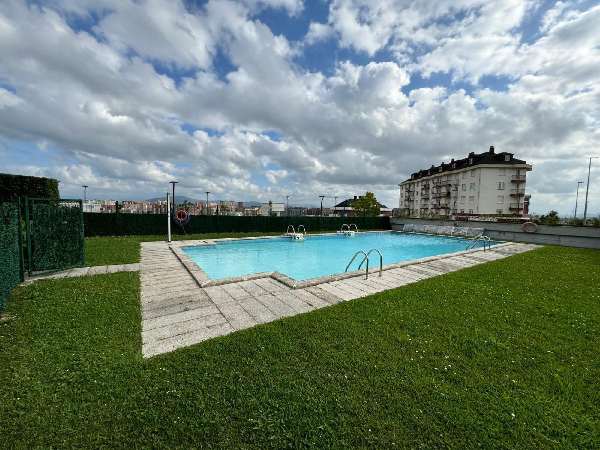 Piscina Y Garaje En Valdenoja Santander